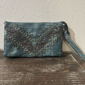 P&G Crossbody/Wristlet. Included wrist strap and shoulder strap